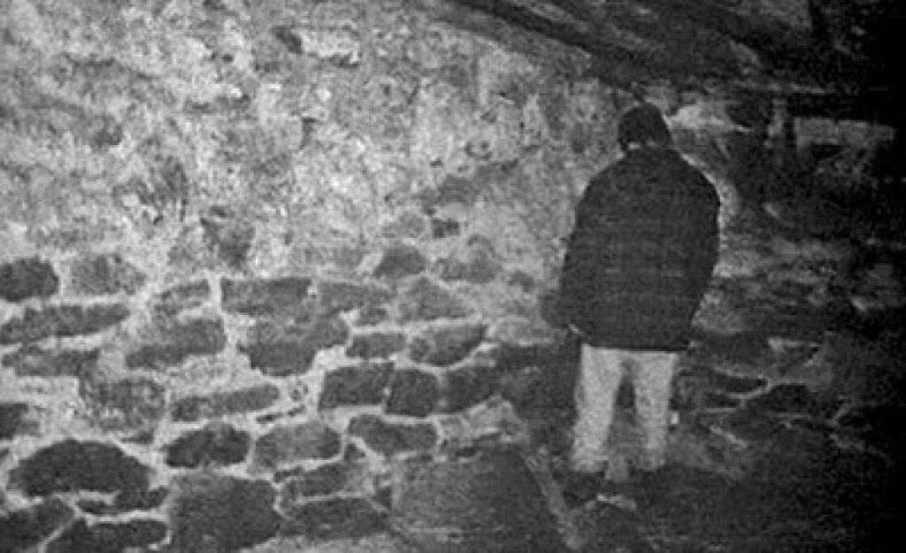 Финалът на „Проклятието Блеър“ (1999)
Филмът е забележителен с това, че постига много с малко усилия. Ние така и не виждаме вещицата по време на филма. Това да видим героят, който гледа към стената и тихо чака вещицата да убие негов приятел, е по-стр