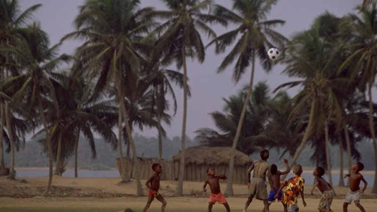 Това е истинският футбол в Африка - при всякакви условия, навсякъде, със страст... нужна е само една топка.