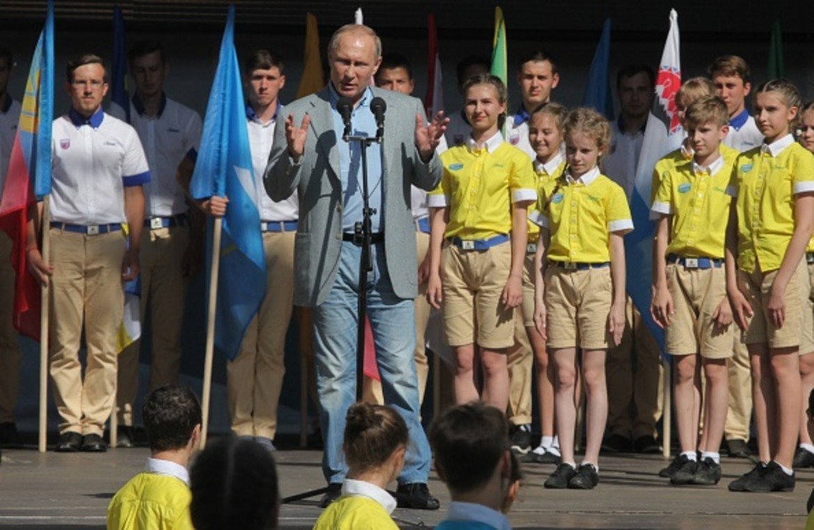 Путин посети детския лагер Артек в Крим, Украйна се изнерви