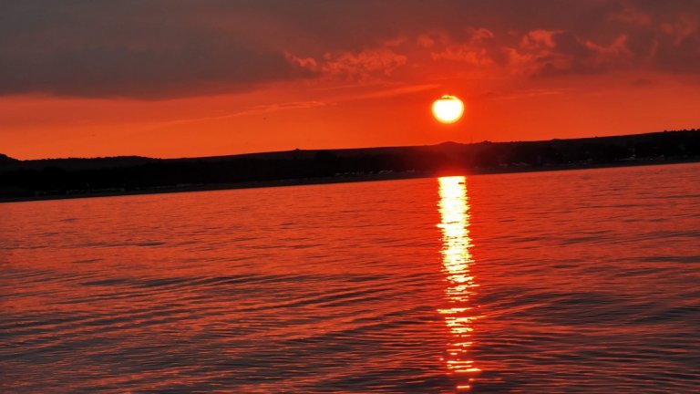 Huawei P30 Pro e чудесен телефон. Чисто технически в него са вложени много хитрини, които позволяват на собственика му да прави супер снимки, да има достатъчно батерия и да не се притеснява дали ще има откъде да вземе ток. При всички случаи, лятото ще е малко по-цветно с повече морски залези и един телефон в джоба, с който да ги снимате.