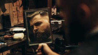 брада, огледало