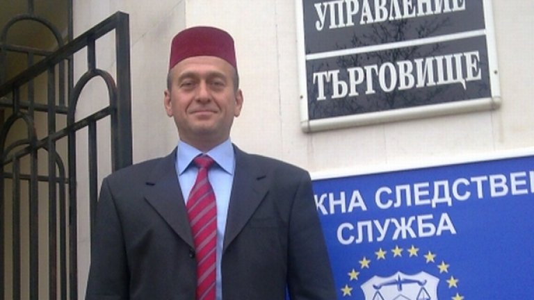 Юзеир Юзеиров, с фес - в тон с вратовръзката, пред полицията в Търговище. Ако ще в потури да тръгне, какво ви пука?