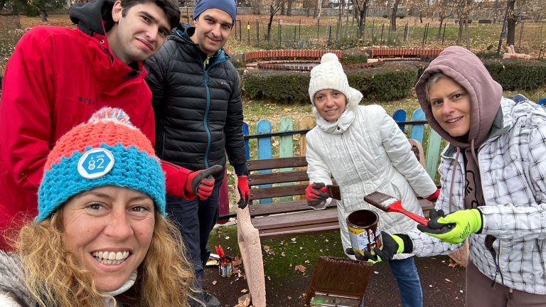 Богдана и колегите ѝ по време на доброволческата акция в Добринище