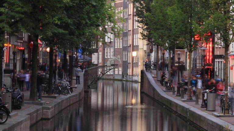 През 2017-та холандският дизайнер Йорис Ларман ще закара робот на ръба на канал в Амстердам, ще натисне бутона за включване, след което ще си отиде. Когато се върне два месеца по-късно, Холандия ще има нова, уникална стоманена арка над водата, която просто ще бъде "принтирана" от робот в 3D