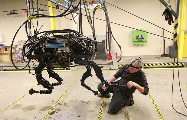BigDog е разработка отново на Boston Dynamics и вече придоби печална слава, защото е... много шумен за армията