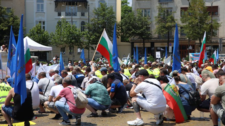 Стотици полицаи излязоха на протест в София заради ниските заплати в сектора