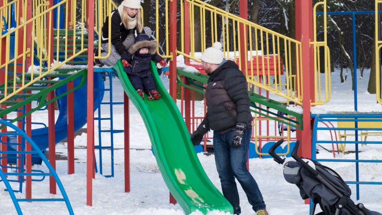 дете родители сняг пързалка