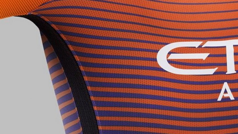 Цветовете преливат от оранжево към синьо