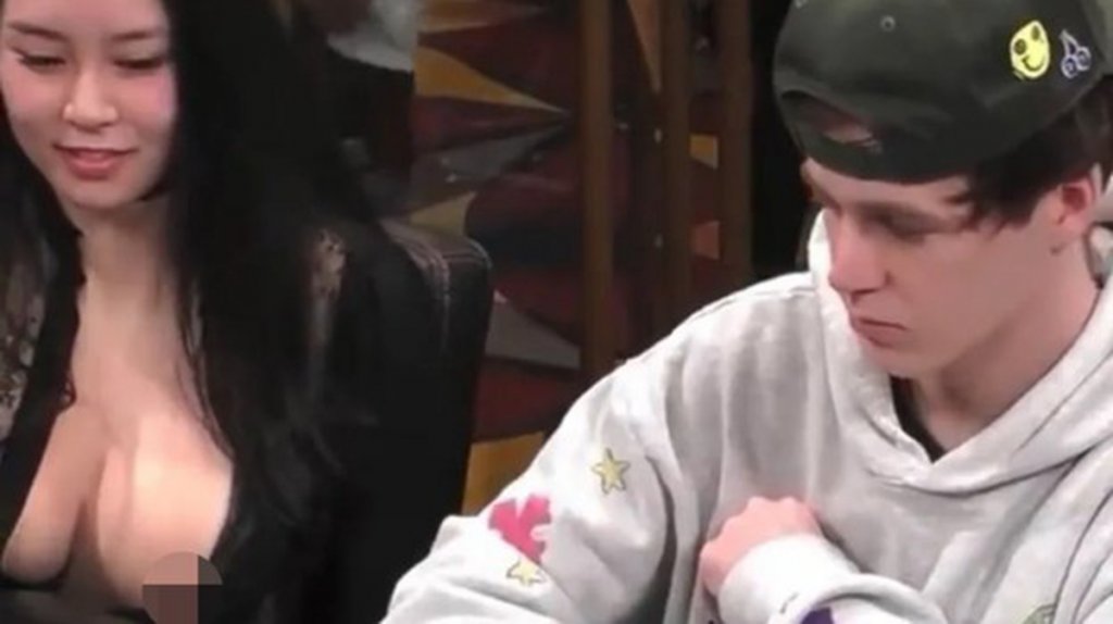 Голи гърди и вибратори: Какво се случва в покера?