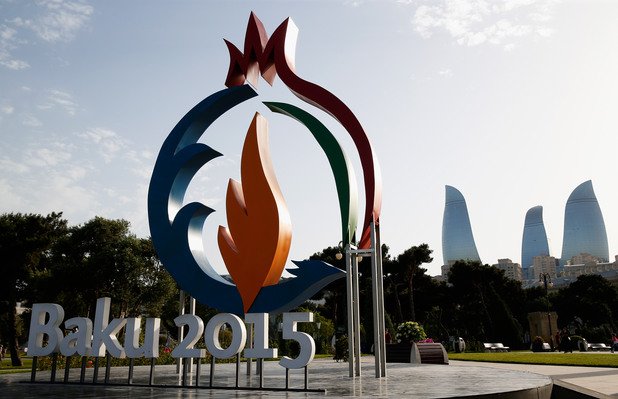 Входът към обектите на Европейските игри е покрай огромната емблема на Баку 2015.