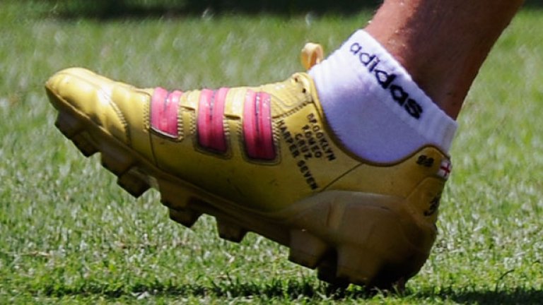 Халфът играе с обувки, на които са изписани имената на четирите му хлапета