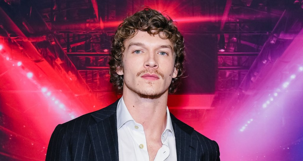 Конър Стори

Другата звезда от Heated Rivalry, която напоследък превзема женските фантазии, е 25-годишният Конър Стори. Независимо дали ви е впечатлил повече като себе си, или в ролята на героя си от сериала – руския хокеист Иля Розанов – това няма особено значение. И в по-доминиращия, и в по-миловидния си образ той е еднакво секси.