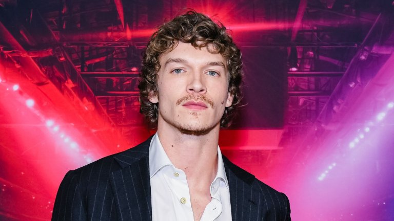 Конър Стори

Другата звезда от Heated Rivalry, която напоследък превзема женските фантазии, е 25-годишният Конър Стори. Независимо дали ви е впечатлил повече като себе си, или в ролята на героя си от сериала – руския хокеист Иля Розанов – това няма особено значение. И в по-доминиращия, и в по-миловидния си образ той е еднакво секси.