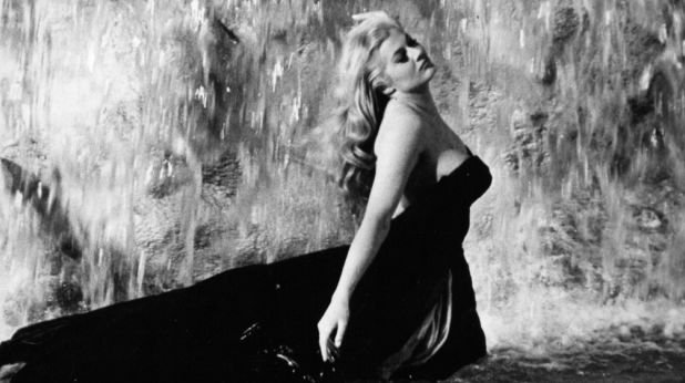 Анита Екберг

Звездата от "Сладък живот" почина на 83 г. След изпълнението си във филма на Федерико Фелини родената в Швеция актриса е наречена "секс богиня", а сцената й с Марчело Мастрояни на фонтана Ди Треви си остава една от най-известните в киното изобщо.