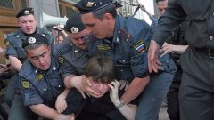 Руски спецчасти задържат участник в "марша на несъгласните" в Москва на 31 май 2010 г. 