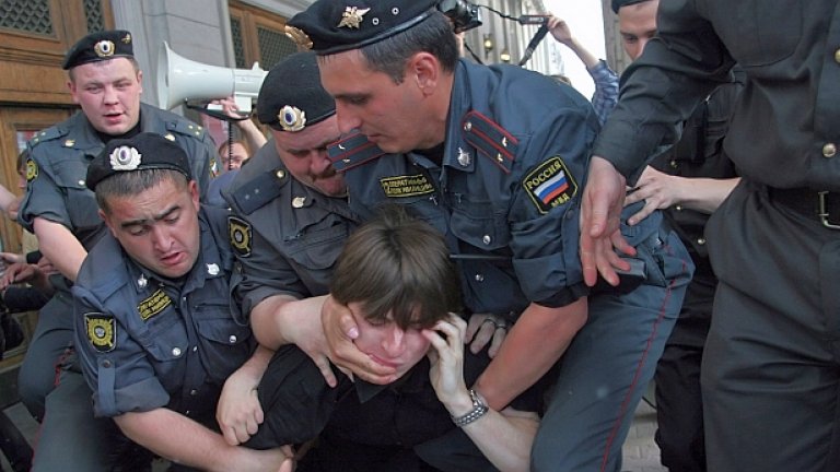 Руски спецчасти задържат участник в "марша на несъгласните" в Москва на 31 май 2010 г.