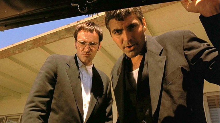 From Dusk Till Dawn (От здрач до зори, 1996 г.)

Братя престъпници с кърваво минало, невинно семейство, бар, пълен с вампири, и една изкусителна Салма Хайек... Екшън хорърът "От здрач до зори" разказва за братята Сет и Ричи Геко (Джордж Клуни и Куентин Тарантино) - банкови обирджии, които бягат от закона, оставяйки трупове след себе си. По стечение на обстоятелствата взимат за заложници свещеник (Харви Кайтел) и неговите две деца. Необичайната група се озовава в стриптийз бар в мексиканската пустош, където обаче персоналът и голяма част от гостите предпочитат един по-живителен тип питиета...

Филмът има изненадващо сериозна първа половина и клоняща към абсурда втора, в която цялата сериозност е заменена от почти бутафорна, но развлекателна борба с кръвопийци. Любопитен е персонажът на Джордж Клуни, тъй като е стряскащо контрастиращ с д-р Рос от "Спешно отделение" - ролята, с която актьорът е известен по това време. В крайна сметка си струва да го гледате (отново), било то и само заради стриптийз танца на Салма Хайек.