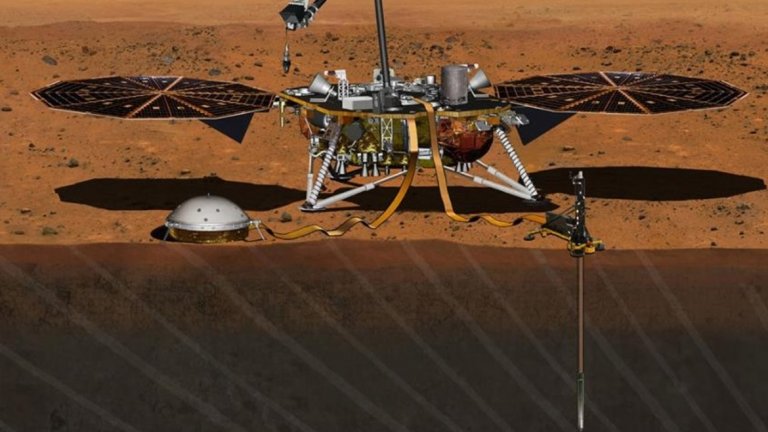 4. Апарат, който ще пробие повърхността на Марс за задълбочено изследванеВеднъж на две години разстоянието между Земята и Марс е достатъчно малко, за да се осъществи възможно най-бързото пътуване между двете планети. НАСА планира да се възползва от тази възможност през 2018 г. За май месец догодина е планирано изстрелването на Mars Insight. Устройството ще трябва да даде на учените най-добрия до момента поглед към подземните тайни на червената планета. За разлиха от всъдеходите като Curiosity, Insight ще стои на едно място. Целта му ще е да пробие повърхността на Марс и да вземе проби от дълбочина от почти 5 метра, за да бъде изследвана температурната история на планетата. В същото време ще се изследва и начина, по който Марс се върти около оста си и е обвързан гравитационно с други обекти в Слънчевата система. Камери пък ще изпращат панорамни и триизмерни снимки от повърхността. Mars Insight трябва да прекара 728 земни дни (708 марсиански) на планетата – тъкмо навреме за следващия полет натам, който трябва да бъде през 2020-а.