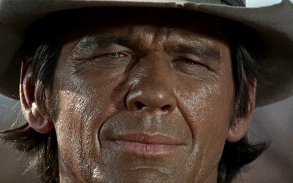 "Имало едно време на Запад" (Once upon a time in the West)
Жанр: уестърн
Година: 1968
Ако не сте гледали тази класика на режисьора Серджо Леоне, сега е моментът, дори да не си падате по уестърни. Леоне внимателно и със стил разказва една увлекателна история, в която съдбите на четирима персонажи се преплитат за кратко време. 
Хенри Фонда е злодеят Франк - наемник, който изпълнява мръсните поръчки на богатия си шеф, но има по-големи амбиции. Пред плановете на двамата се появява пречка в лицето на ослепителната Джил (Клаудия Кардинале). В схемите им е замесен и бандитът Шайен, който признава много от греховете си, но не е съгласен да му бъдат трупани чужди. А някъде на заден план, но от основно значение за разплитане на целия този възел, е мъжът с хармониката (Чарлс Бронсън) - мистериозна, но опасна личност, подаваща се от сенчестото минало на Франк.
Мъжка чест, алчност, отмъщение - всичко това, събрано в силен сценарий, грабваща вниманието режисура и убедителен актьорски състав. И музиката... О, музиката!