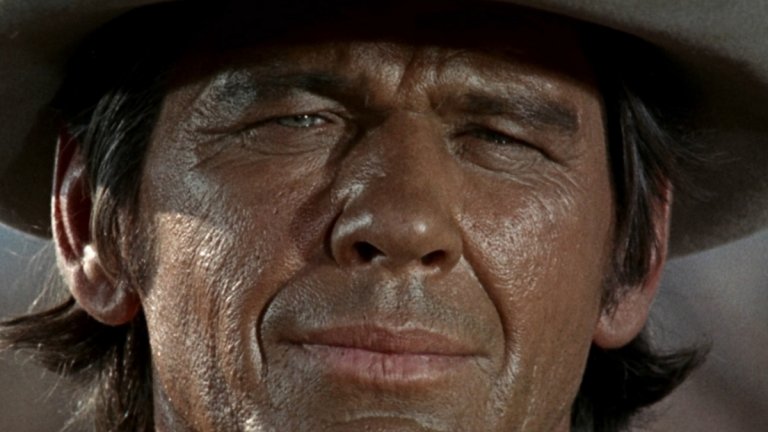 "Имало едно време на Запад" (Once upon a time in the West)
Жанр: уестърн
Година: 1968
Ако не сте гледали тази класика на режисьора Серджо Леоне, сега е моментът, дори да не си падате по уестърни. Леоне внимателно и със стил разказва една увлекателна история, в която съдбите на четирима персонажи се преплитат за кратко време. 
Хенри Фонда е злодеят Франк - наемник, който изпълнява мръсните поръчки на богатия си шеф, но има по-големи амбиции. Пред плановете на двамата се появява пречка в лицето на ослепителната Джил (Клаудия Кардинале). В схемите им е замесен и бандитът Шайен, който признава много от греховете си, но не е съгласен да му бъдат трупани чужди. А някъде на заден план, но от основно значение за разплитане на целия този възел, е мъжът с хармониката (Чарлс Бронсън) - мистериозна, но опасна личност, подаваща се от сенчестото минало на Франк.
Мъжка чест, алчност, отмъщение - всичко това, събрано в силен сценарий, грабваща вниманието режисура и убедителен актьорски състав. И музиката... О, музиката!