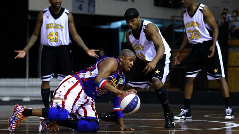 А Скутър е толкова добър в дрибъла, че може да го прави и седнал на пода.