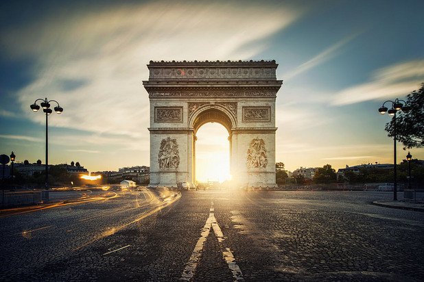 Според някои потребители в TripAdvisor Триумфалната арка в Париж се намира на такова място, че да се добереш до нея само по себе си е предизвикателство. Което демотивира мнозина.