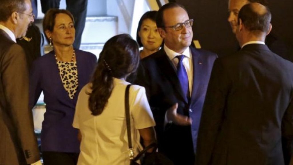 French President Francois Hollande talks to Cuba's Deputy Foreign Minister Rogelio Sierra at Havana's Jose Marti airport