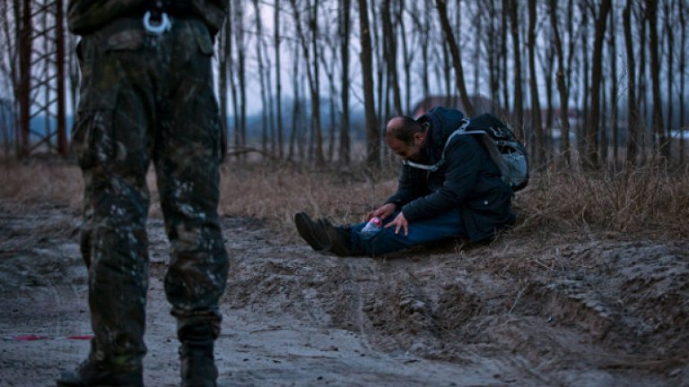 Сирийците обикновено нощуват в евтини хотели, докато афганистанците, които влизат в Унгария по по-западен маршрут, се крият около руините на изоставена тухлена фабрика