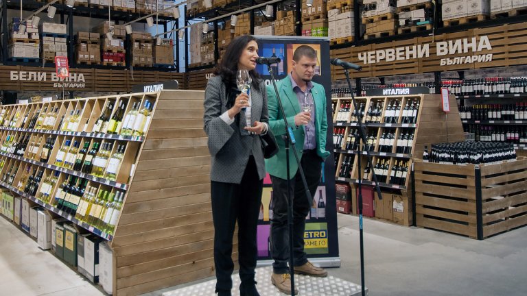 Диана Бонева, директор „Снабдяване“ на МЕТРО и Георги Върбанов, Сомелиер на МЕТРО вдигат наздравица за откриването на реновираните винени отдели на компанията.