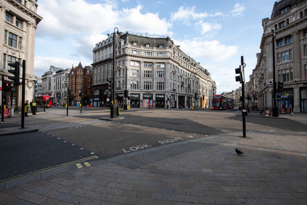 Районът на Оксфордския цирк и една от най-натоварените метростанции в Лондон също останаха без хора за известно време. Снимката е от 30 март.