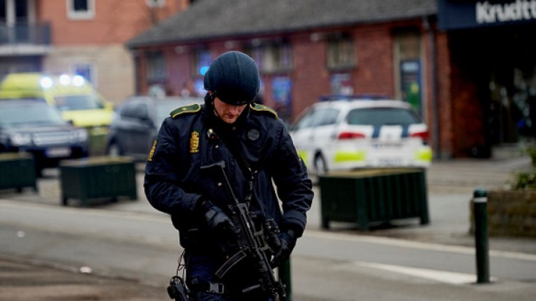 Датската полиция съобщи, че вече е установила самоличността на атентатора от културния център, но до този момент не разкрива името му, нито етническия му произход.
