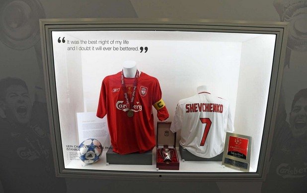 Витрината е част от музей на Стивън Джерард, а на видно място е разменената фланелка с Андрий Шевченко след инфарктния финал в Шампионската лига през 2005 г. от Истанбул.