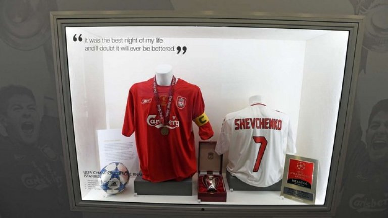Витрината е част от музей на Стивън Джерард, а на видно място е разменената фланелка с Андрий Шевченко след инфарктния финал в Шампионската лига през 2005 г. от Истанбул.