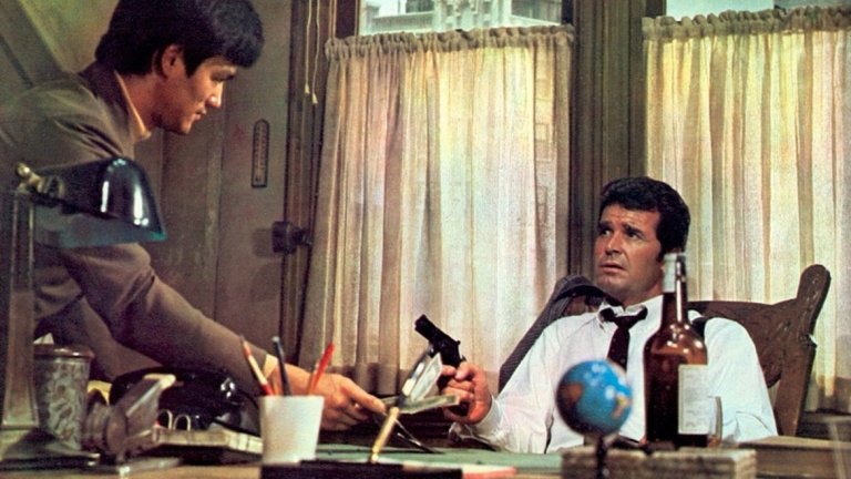 Marlowe (1969)  Филм ноар, базиран на романа "Малката сестра" на Реймънд Чандлър. Детективската лента е и филмът, който представя Брус Лий на американската публика.