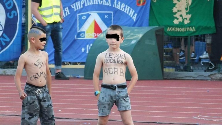 На финала за Купата на България между Левски и Славия в агитката на "сините" "блестяха" две малки деца, гордо изпъчили се на пистата и показващи изрисуваните си тела със символи като свастика и надпис ACAB (All Cops Are Bastards). Малките фенове, славещи името Левски и залегналите зад клуба ценности, предизвикаха реакции от МВР, Българския футболен съюз, Агенция "Закрила на детето" и социалните служби. Институциите умуваха какви наказания да наложат на родителите на децата и накрая взеха революционното решение преди всяка спортна среща да се излъчват клипове с послания срещу насилието и агресията. Голяма глоба от 37 500 лева отнесе самият клуб. "Аз съм националист, няма проблеми, за мен това не е грешно", отсече бащата на едно от момчетата, с което случаят общо взето приключи.