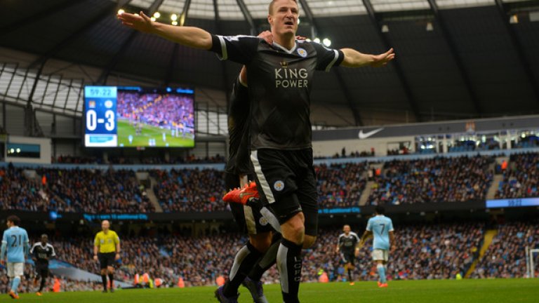 Схема 3-5-2
Шмайхел
Моргън, Хут, Ернандес
Олбрайтън, Менди, Канте, Дринкуотър, Фукс/Шлуп
Марез, Варди
При схема с трима централни бранители и наситена полудащитна линия вероятно няма да има място за Ахмед Муса. В такъв вариант обаче ще видим друг нов - Луис Ернандес, който отзад ще си партнира с Уес Моргън и Роберт Хут.