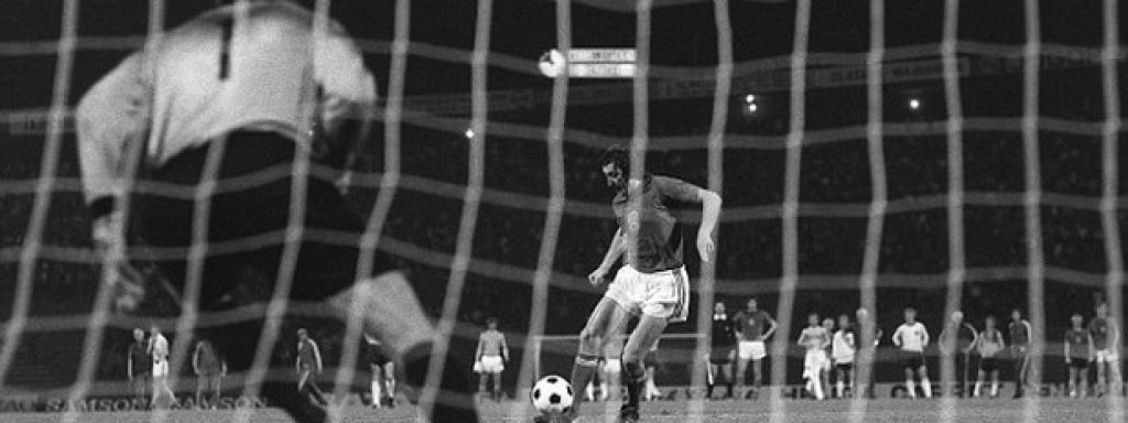 6. Дузпата на Паненка през 1976-а
Може би най-известната дузпа в историята на футбола. Антонин Паненка дава името на удара, след като преодолява по този знаменит начин Сеп Майер.