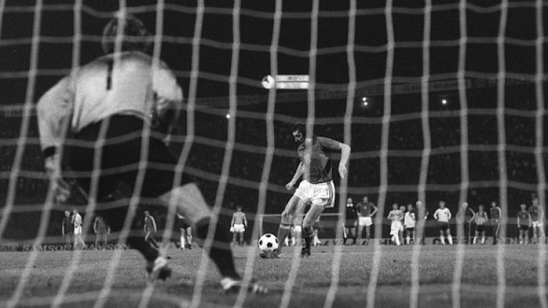 6. Дузпата на Паненка през 1976-а
Може би най-известната дузпа в историята на футбола. Антонин Паненка дава името на удара, след като преодолява по този знаменит начин Сеп Майер.
