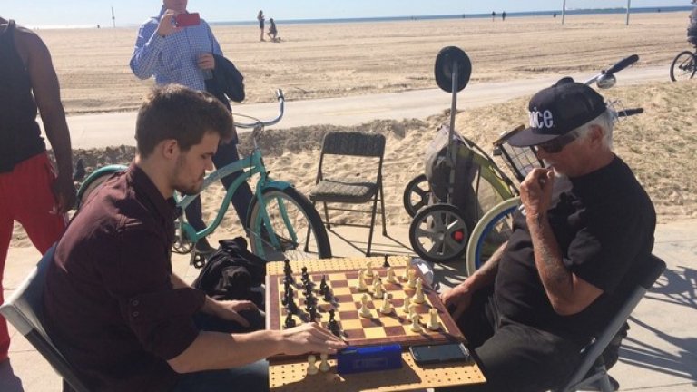 Магнус играе шах със случаен любител във Венис Бийч, Калифорния
