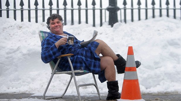 Жителите на Бостън използват снега, за да оставят креативни бележки на онези, които искат да отнемат паркомястото им след почистването му. Все пак да изгребваш снега от своята кола всеки ден е неблагодарна задача. 
"Според кмета на Бостън, ако изринете снега от дадено паркомясто, то е ваше за 48 часа след спирането на снега", обявява потребител на социалните мрежи, чието паркомясто е било отнето...и той е върнал изринатия сняг обратно върху колата на нарушителя.