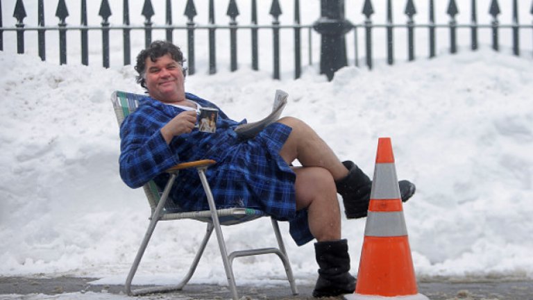 Жителите на Бостън използват снега, за да оставят креативни бележки на онези, които искат да отнемат паркомястото им след почистването му. Все пак да изгребваш снега от своята кола всеки ден е неблагодарна задача. 
"Според кмета на Бостън, ако изринете снега от дадено паркомясто, то е ваше за 48 часа след спирането на снега", обявява потребител на социалните мрежи, чието паркомясто е било отнето...и той е върнал изринатия сняг обратно върху колата на нарушителя.