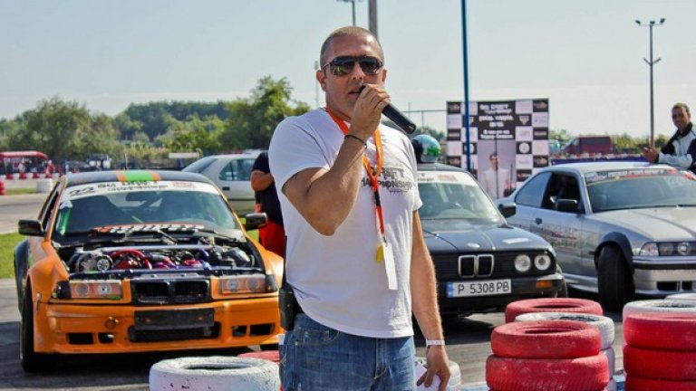 Поради липса на средства, често е и DJ, и водещ на събитията