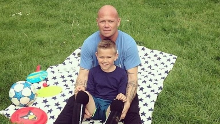 Тофтинг със сина си Маркус. Другият син на футболиста почина само на три седмици от менингит