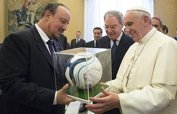 Рафаел Бенитес, треньорът на Наполи, дарява с топка с автографите на целия тим папа Франциск.