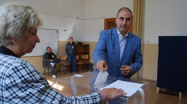 Зам.-председателят на ГЕРБ Цветан Цветанов гласува във Велико Търново, където е водач на листа.