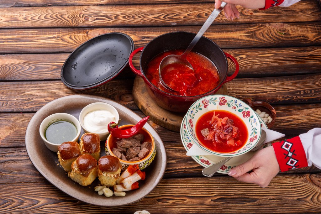 Руските ястия далеч не се изчерпват с блини и салата "Оливие". В руската кухня, както добре знаем, съществуват и неща като борш, пелмени и сельодка под шуба, но е голяма вероятността досега да не сме се престрашавали да ги приготвим.
Затова в галерията ще видите осем руски ястия, които са идеални за тези хладни дни: