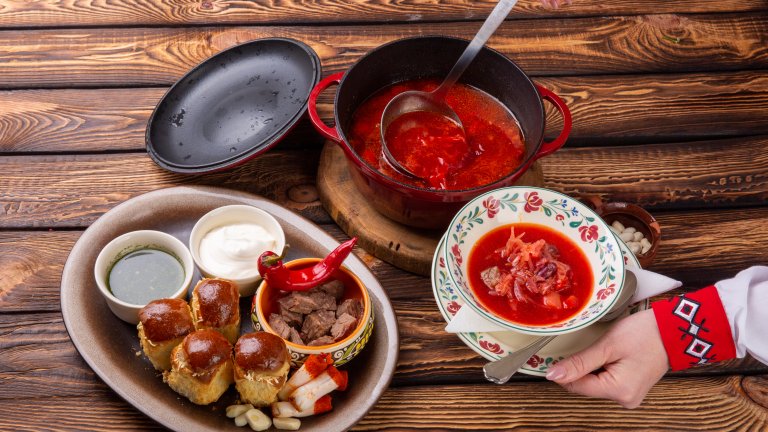 Руските ястия далеч не се изчерпват с блини и салата "Оливие". В руската кухня, както добре знаем, съществуват и неща като борш, пелмени и сельодка под шуба, но е голяма вероятността досега да не сме се престрашавали да ги приготвим.
Затова в галерията ще видите осем руски ястия, които са идеални за тези хладни дни: