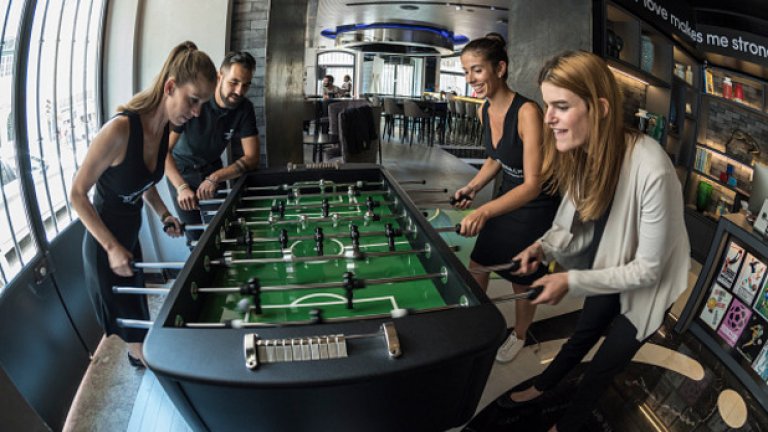 Целият хотел е построен в атмосферата на футбола.