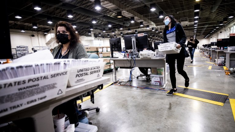 Причината е твърде малката преднина на Байдън пред Тръмп, която по закон изисква ново преброяване на бюлетините на ръка