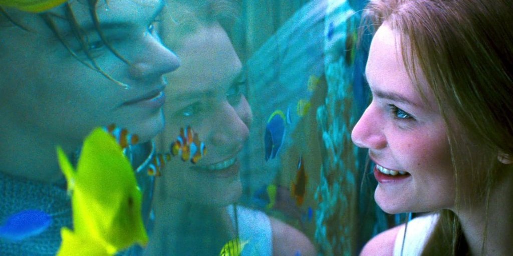 „Ромео и Жулиета“ (1995) 
 Една от най-известните шекспирови киноадаптации е това „бижу“ на режисьора Баз Лурман с участието на Леонардо ди Каприо и Клеър Дейнс. Лентата, номинирана за „Оскар“ за сценография и отличена с три награди БАФТА, предлага у